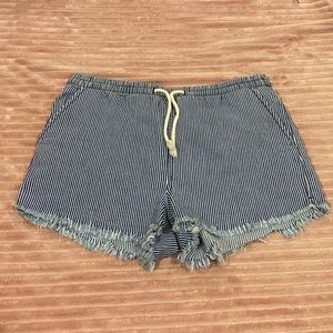 Frayed Stripped Shorts 😍